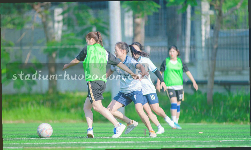 多路数据流从不同方向汇入同一块面板的抽象光轨图，青色与橙色光线在暗底上交织